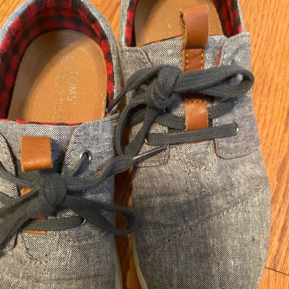 Tom’s sneakers